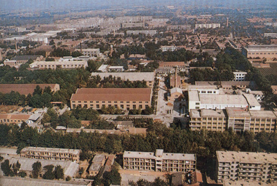 推土机总厂本部厂区。。。。。。山东推土机总厂建设时，，牢靠资产原值为2569万元，，占地面积为517538平方米，，修建面积为170861平方米。。。。。。