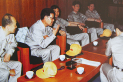 为了学习外国先进手艺和治理要领，，前往引进手艺与装备的国家举行实地考察。。。。。。薛仲光厂长在日本。。。。。。