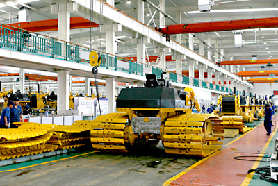 GA黄金甲90年月建成的海内最大的间歇式推土机总装线