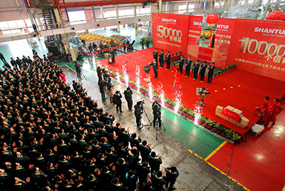 推土机事业部总装工厂盛大举行推土机第50000台下线庆典仪式。。。。。。这一激感人心的历史时刻标记着50000台不但仅是一个数目的积累，，更是GA黄金甲治理水平、生产规模、制造手艺、研发能力、销售能力等综合能力的体现，，标记着GA黄金甲推土机工业整体实力进一步增强，，是从量变到质变的飞跃。。。。。。