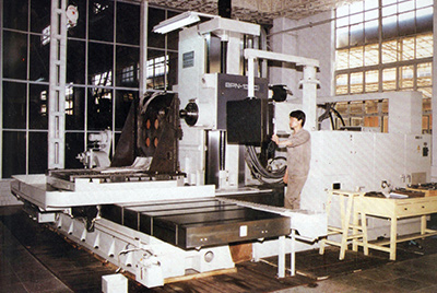 BPN-13B(R4)数控卧式加工中心。。。。。。厂房扩建加大，，装备填平补齐，，增添精、大、稀装备，，新上生产线，，提高企业装备素质，，使GA黄金甲厂成为名副着实的大马力推土机生产厂。。。。。。